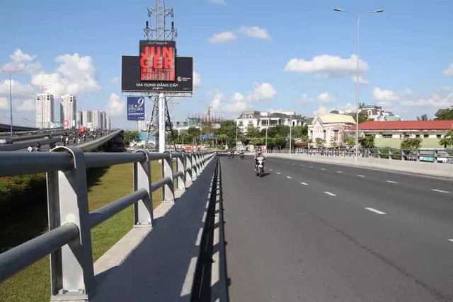 Hàng loạt nắp chắn rác trên cầu vượt Nguyễn Hữu Cảnh biến mất - Ảnh 3.