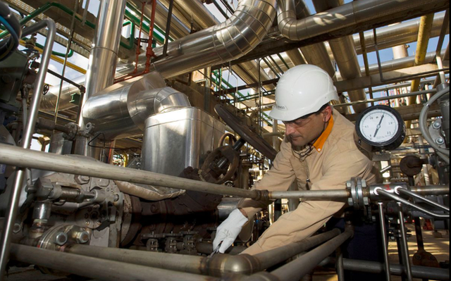 Một nhân viên làm việc tại nhà máy của Repsol ở vùng đông nam Tây Ban Nha năm 2008. (Ảnh: Reuters)