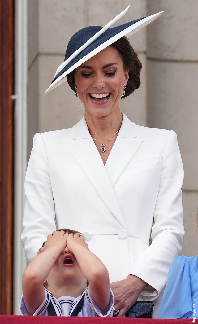 Thời trang đỉnh cao của Công nương Kate tại Đại lễ Bạch Kim dù một nửa là diện lại đồ cũ - Ảnh 2.
