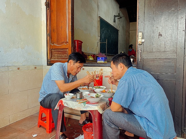 Quán bún bò lạ nhất xứ Huế: Bán hàng thần tốc, khách tự phục vụ, không đến nhanh là hết - Ảnh 11.