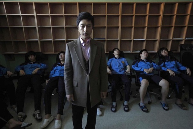  Có một ác mộng mang tên thi Đại học tại Hàn Quốc: Sĩ tử chỉ được ngủ 3 tiếng/ ngày, thôi miên để giảm căng thẳng khi ôn thi - Ảnh 12.