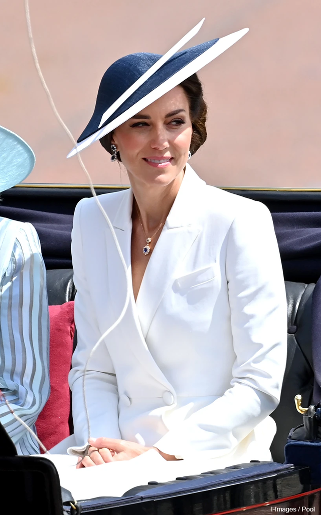 Thời trang đỉnh cao của Công nương Kate tại Đại lễ Bạch Kim dù một nửa là diện lại đồ cũ - Ảnh 3.