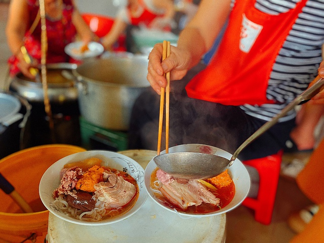 Quán bún bò lạ nhất xứ Huế: Bán hàng thần tốc, khách tự phục vụ, không đến nhanh là hết - Ảnh 5.