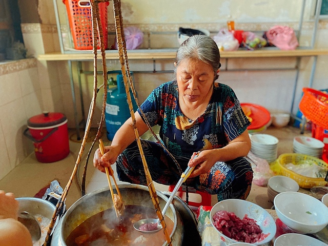 Quán bún bò lạ nhất xứ Huế: Bán hàng thần tốc, khách tự phục vụ, không đến nhanh là hết - Ảnh 9.