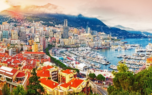 Quốc kỳ Monaco được biết đến là một trong những quốc kỳ đẹp nhất thế giới với hình ảnh hai dải sắc đỏ - trắng đối xứng tạo nên sự trang trọng và sang trọng. Năm 2024 đánh dấu 100 năm ngày thành lập quốc gia Monaco, một lễ kỷ niệm lớn được tổ chức với rất nhiều hoạt động sinh động. Hãy xem hình ảnh quốc kỳ Monaco và đắm mình trong không khí vui tươi của sự kiện này!