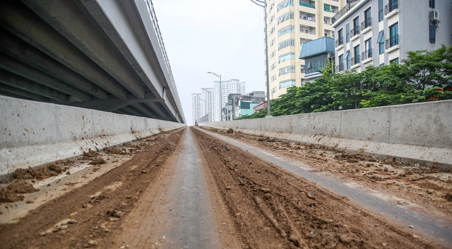  CSGT, TTGT dọn dẹp đất đá rơi vãi kín mặt đường dẫn lên cầu cạn Mai Dịch - Nam Thăng Long - Ảnh 1.