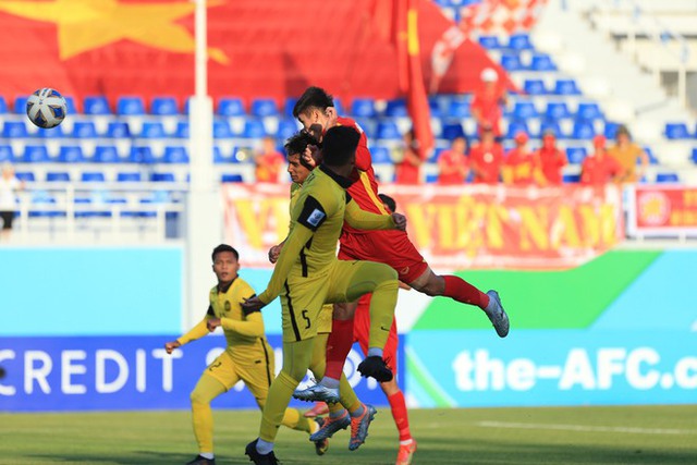 Chùm ảnh: Nhâm Mạnh Dũng đánh đầu xé lưới U23 Malaysia, mở cánh cửa vào tứ kết - Ảnh 5.