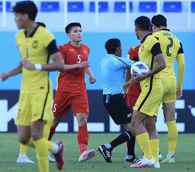 Cầu thủ U23 Việt Nam liên tiếp bị phạm lỗi, hiền như Tuấn Tài cũng phải nổi nóng để bảo vệ đồng đội - Ảnh 5.