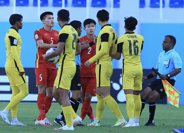 Cầu thủ U23 Việt Nam liên tiếp bị phạm lỗi, hiền như Tuấn Tài cũng phải nổi nóng để bảo vệ đồng đội - Ảnh 6.