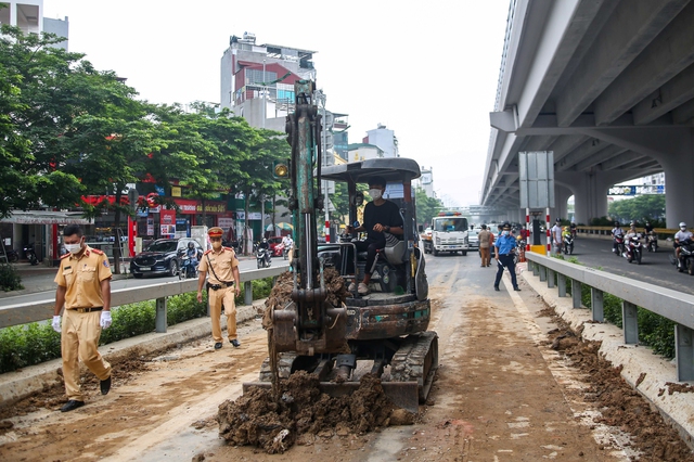  CSGT, TTGT dọn dẹp đất đá rơi vãi kín mặt đường dẫn lên cầu cạn Mai Dịch - Nam Thăng Long - Ảnh 7.