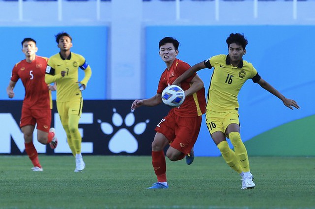 Cầu thủ U23 Việt Nam liên tiếp bị phạm lỗi, hiền như Tuấn Tài cũng phải nổi nóng để bảo vệ đồng đội - Ảnh 7.