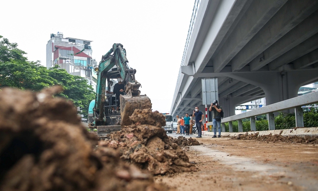  CSGT, TTGT dọn dẹp đất đá rơi vãi kín mặt đường dẫn lên cầu cạn Mai Dịch - Nam Thăng Long - Ảnh 8.