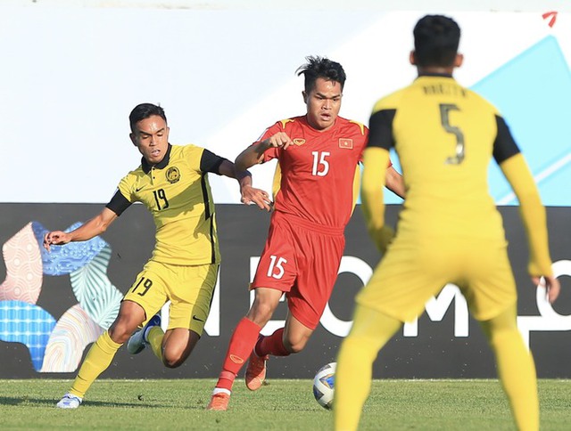 Cầu thủ U23 Việt Nam liên tiếp bị phạm lỗi, hiền như Tuấn Tài cũng phải nổi nóng để bảo vệ đồng đội - Ảnh 8.