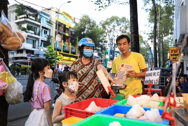 Xe đẩy nhỏ bán mực khổng lồ, mực đại ca nặng hàng chục kg cực đắt khách ở TP.HCM - Ảnh 9.