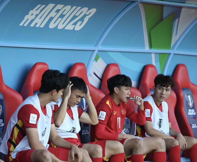 Cầu thủ U23 Việt Nam liên tiếp bị phạm lỗi, hiền như Tuấn Tài cũng phải nổi nóng để bảo vệ đồng đội - Ảnh 10.