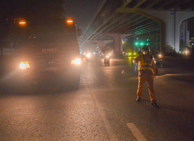  Ảnh, clip: CSGT tại Hà Nội lập chốt trong đêm, xử phạt xe tải làm rơi vãi vật liệu ra đường - Ảnh 1.