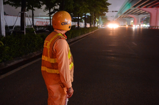 Ảnh, clip: CSGT tại Hà Nội lập chốt trong đêm, xử phạt xe tải làm rơi vãi vật liệu ra đường - Ảnh 2.