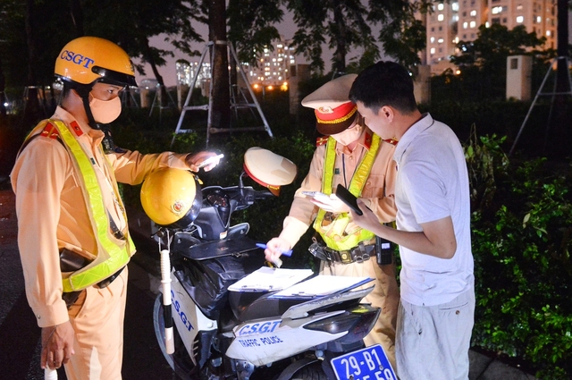  Ảnh, clip: CSGT tại Hà Nội lập chốt trong đêm, xử phạt xe tải làm rơi vãi vật liệu ra đường - Ảnh 12.