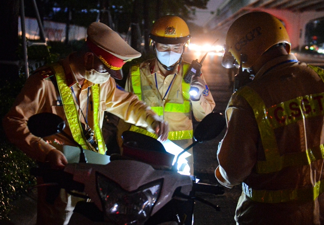  Ảnh, clip: CSGT tại Hà Nội lập chốt trong đêm, xử phạt xe tải làm rơi vãi vật liệu ra đường - Ảnh 3.