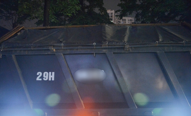  Ảnh, clip: CSGT tại Hà Nội lập chốt trong đêm, xử phạt xe tải làm rơi vãi vật liệu ra đường - Ảnh 5.