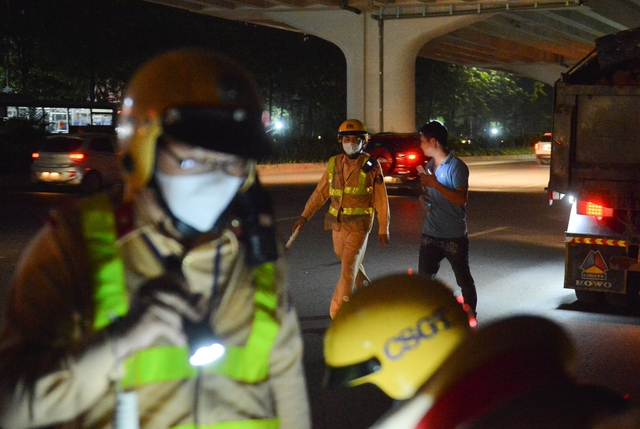  Ảnh, clip: CSGT tại Hà Nội lập chốt trong đêm, xử phạt xe tải làm rơi vãi vật liệu ra đường - Ảnh 8.
