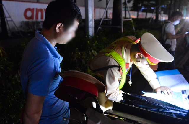  Ảnh, clip: CSGT tại Hà Nội lập chốt trong đêm, xử phạt xe tải làm rơi vãi vật liệu ra đường - Ảnh 9.