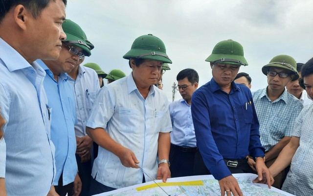 Chủ tịch UBND tỉnh Quảng Trị Võ Văn Hưng (thứ ba phải ảnh) kiểm tra tình hình thực hiện một dự án giao thông trên địa bàn tỉnh. Ảnh: Duy Lợi