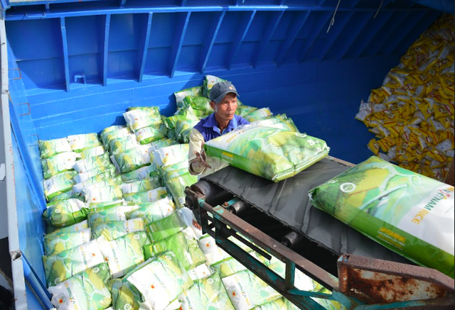 Lộc Trời lần đầu xuất 500 tấn gạo có thương hiệu riêng Cơm ViệtNam Rice sang châu Âu  - Ảnh 1.