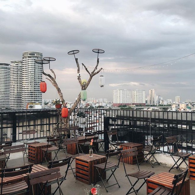 4 quán cafe rooftop cực đông ở TP.HCM: Không gian đẹp, lại săn được hoàng hôn - Ảnh 6.