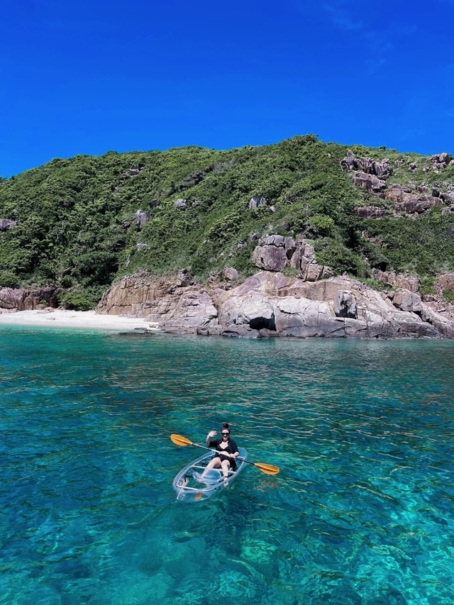 Trải nghiệm chèo kayak trong suốt vừa có mặt tại 2 thiên đường biển Việt Nam: Vừa ngắm đáy đại dương, vừa “sống ảo” mệt nghỉ - Ảnh 6.