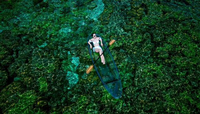 Trải nghiệm chèo kayak trong suốt vừa có mặt tại 2 thiên đường biển Việt Nam: Vừa ngắm đáy đại dương, vừa “sống ảo” mệt nghỉ - Ảnh 8.