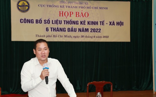 Ông Nguyễn Khắc Hoàng công bố một số số liệu thống kê về tình hình kinh tế - xã hội TPHCM nửa đầu năm nay. Ảnh: Ngô Tùng