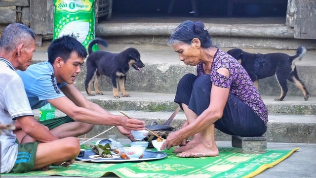 Bỏ việc lương 10 triệu, chàng trai về quê trồng rau, nuôi gà: Bình yên nhưng không dễ dàng  - Ảnh 14.