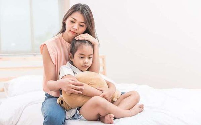 Bố mẹ bàng hoàng phát hiện con gái 6 tuổi đã dậy thì: Bác sỹ cảnh báo 5 biểu hiện cơ thể cần được phát hiện sớm để can thiệp kịp thời