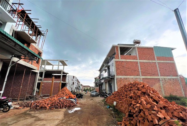  Chậm tiến độ, bán nhà chưa điều kiện dự án nhà ở xã hội Đắk Nông bị ‘tuýt còi’  - Ảnh 2.
