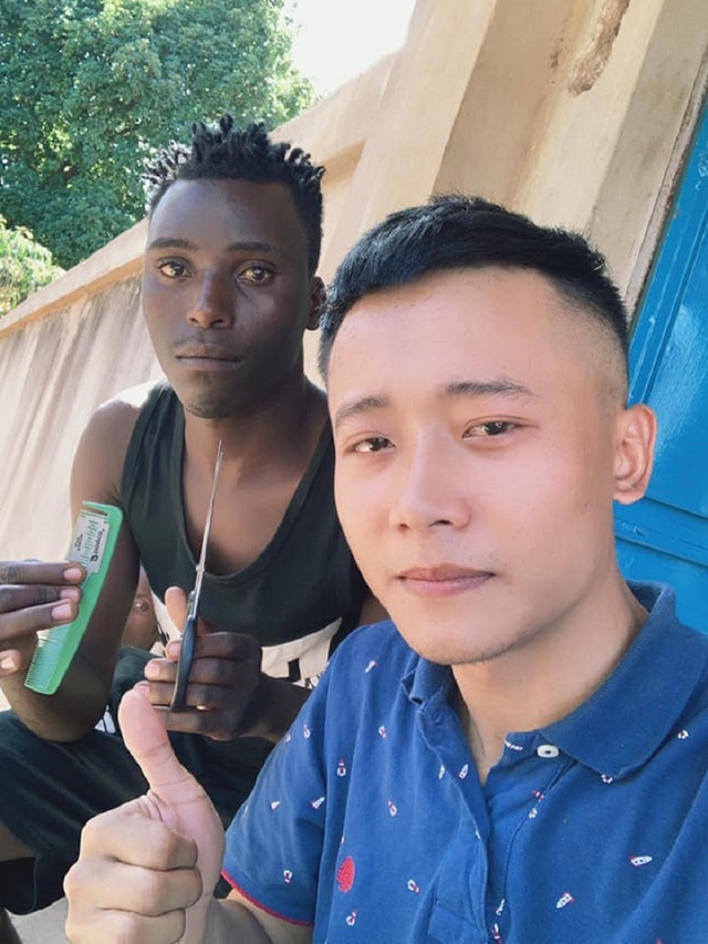 Vlogger Quang Linh: Chàng thợ xây sở hữu loạt video châu Phi triệu views, chung tay cùng HH Thùy Tiên xây giếng từ thiện - Ảnh 1.