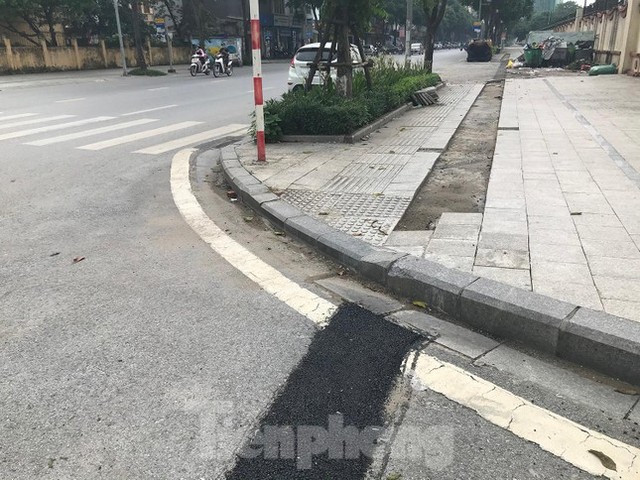  Lộ lý do đào xới vỉa hè lát đá tuyến phố kiểu mẫu ở Hà Nội  - Ảnh 1.