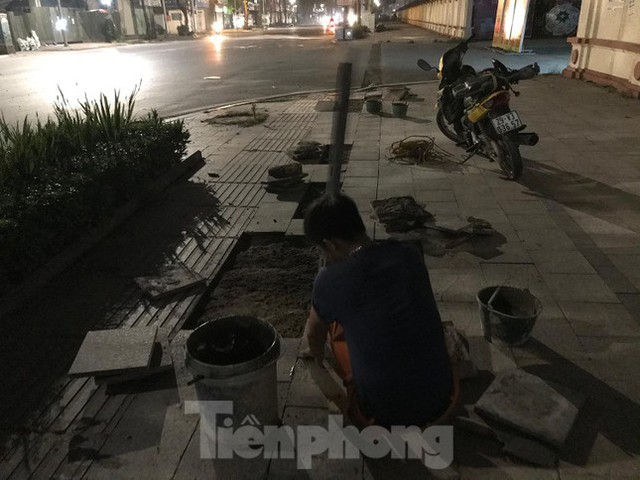  Lộ lý do đào xới vỉa hè lát đá tuyến phố kiểu mẫu ở Hà Nội  - Ảnh 2.
