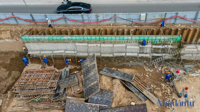 Cận cảnh hầm chui 700 tỷ ở Hà Nội sau khi được đục thông 2 ống hầm chính - Ảnh 4.