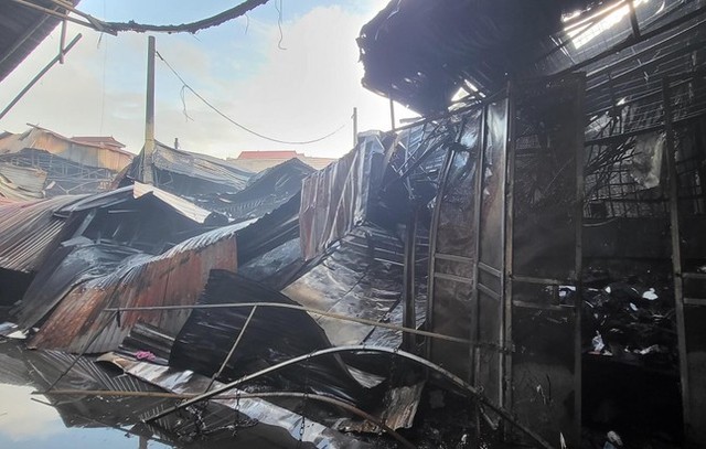 Cháy chợ Đọ ở thành phố Bắc Ninh, thiêu rụi nhiều gian hàng - Ảnh 1.