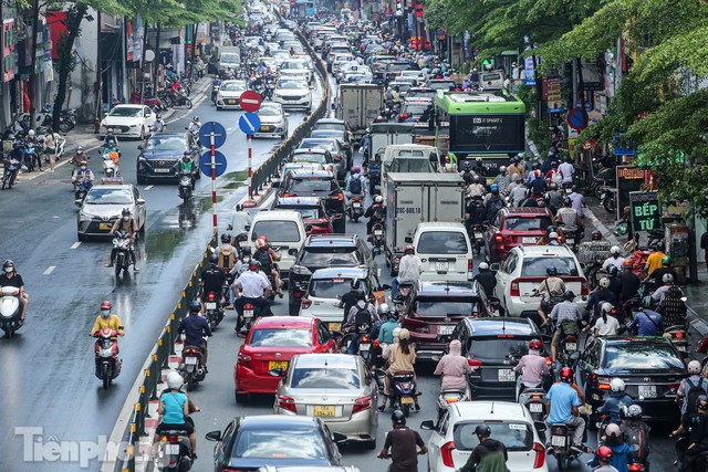 Hà Nội: Mưa trắng trời khiến nhiều tuyến đường ùn tắc, người dân chật vật đi làm sáng - Ảnh 11.