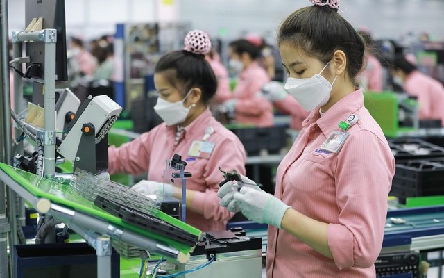 Công nhân làm việc ở một nhà máy sản xuất điện thoại tại Việt Nam