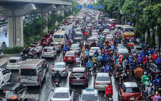 Hà Nội: Mưa trắng trời khiến nhiều tuyến đường ùn tắc, người dân chật vật đi làm sáng