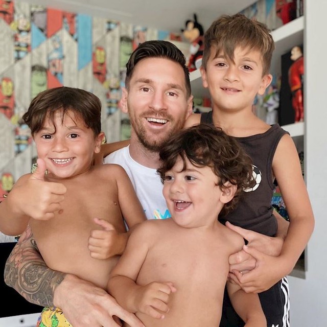 Rivals Ronaldo and Messi teach their children in a completely different way: Those who work hard to train their children to become stars, those who let their children develop instinctively - Photo 2.
