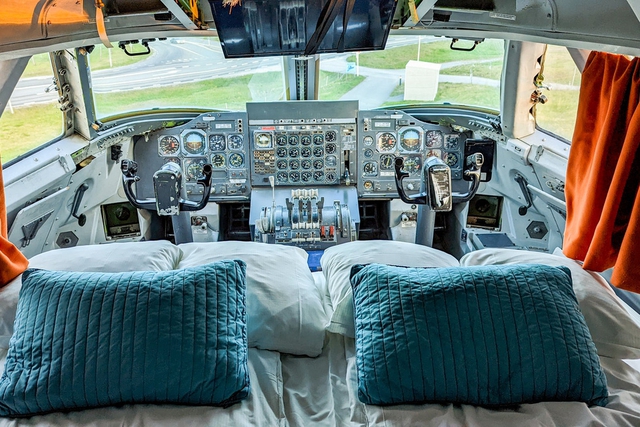 Chi 3 triệu USD biến máy bay thành khách sạn độc đáo: Thưởng trà trên cánh, ngủ trong khoang động cơ và buồng lái - Ảnh 5.