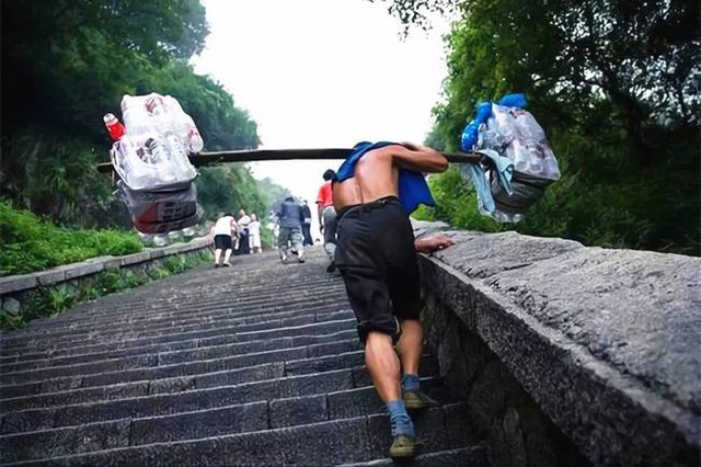 Nghề gánh hàng ở núi Thái Sơn: Mang vật nặng trên vai leo từng bậc thang lên đỉnh, có cáp treo nhưng không thể dùng - Ảnh 11.