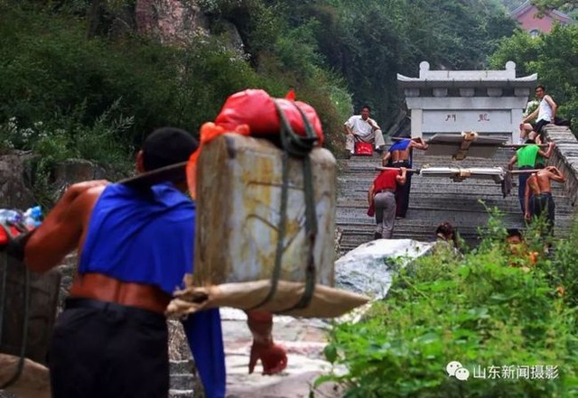 Nghề gánh hàng ở núi Thái Sơn: Mang vật nặng trên vai leo từng bậc thang lên đỉnh, có cáp treo nhưng không thể dùng - Ảnh 9.