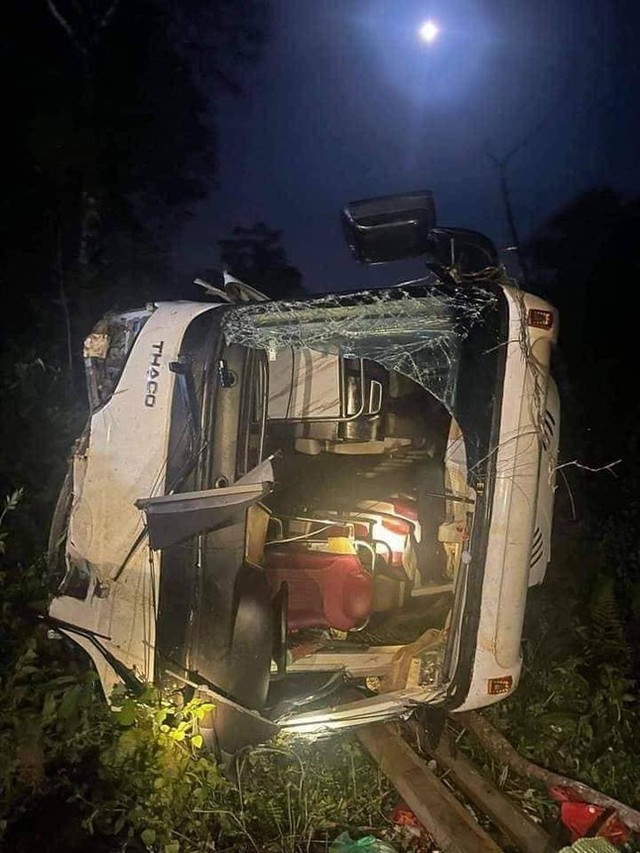  Xe chở khách du lịch bị lật ở Vườn quốc gia Xuân Sơn, 3 người tử vong, 10 người bị thương  - Ảnh 1.