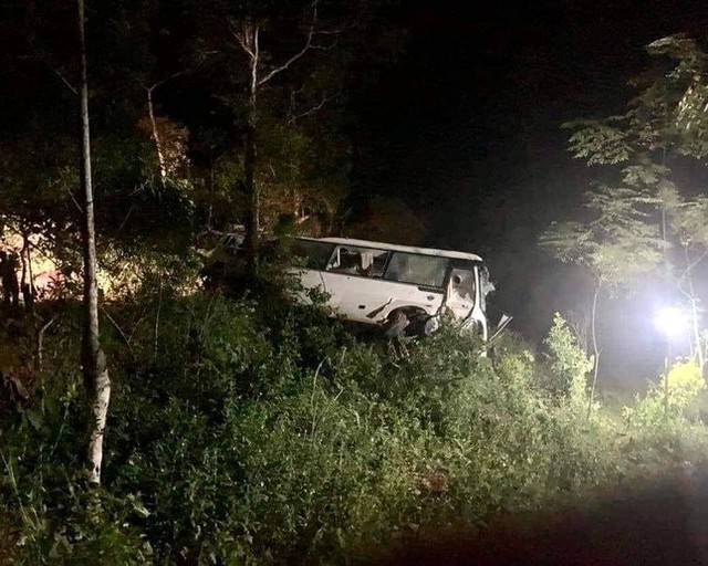  Xe chở khách du lịch bị lật ở Vườn quốc gia Xuân Sơn, 3 người tử vong, 10 người bị thương  - Ảnh 2.