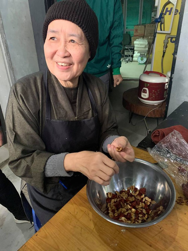  Huyền thoại ẩm thực Nguyễn Dzoãn Cẩm Vân sau 3 năm đi tu: An yên sống, làm YouTube nấu ăn - Ảnh 4.